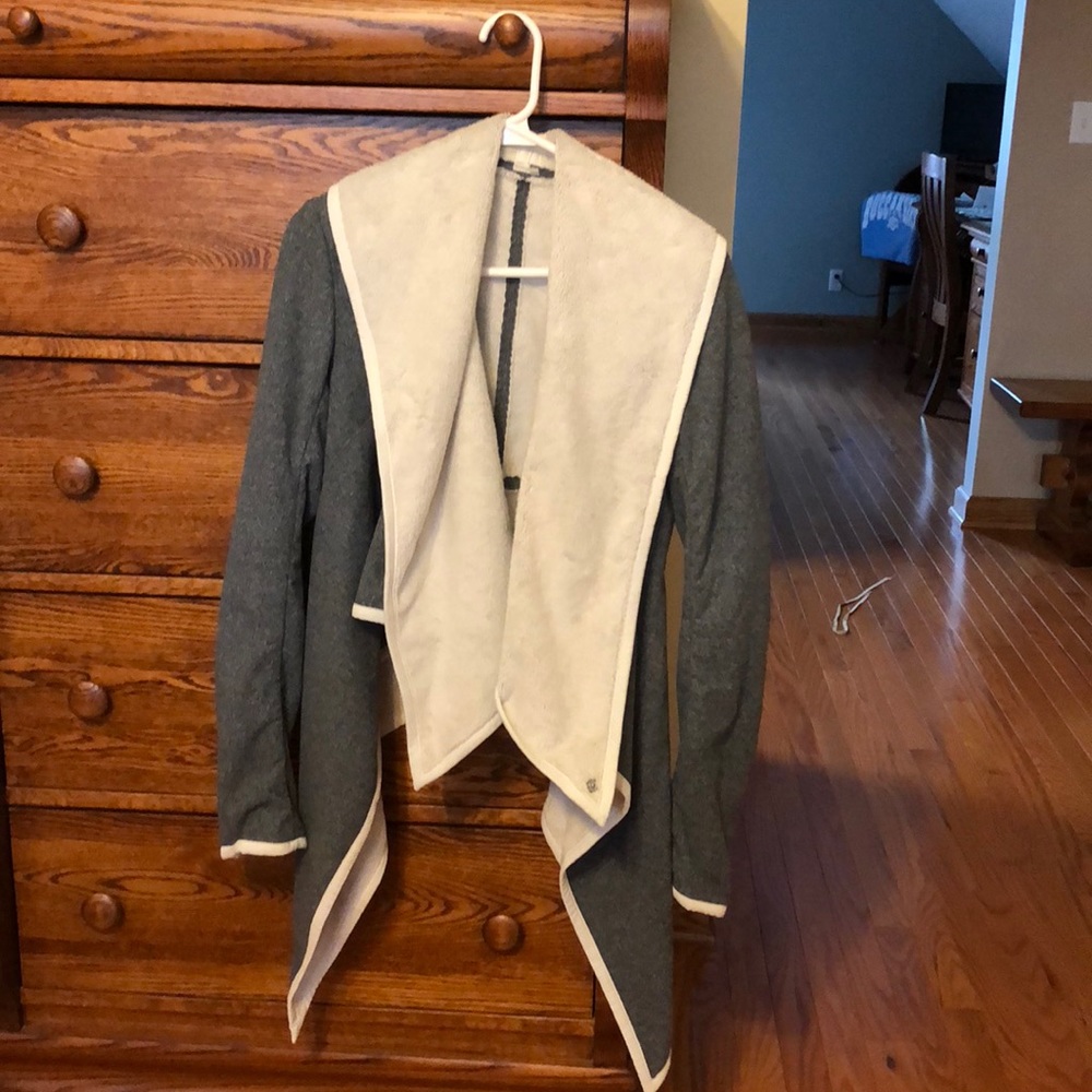 Lululemon presence of mind jacket size 6
